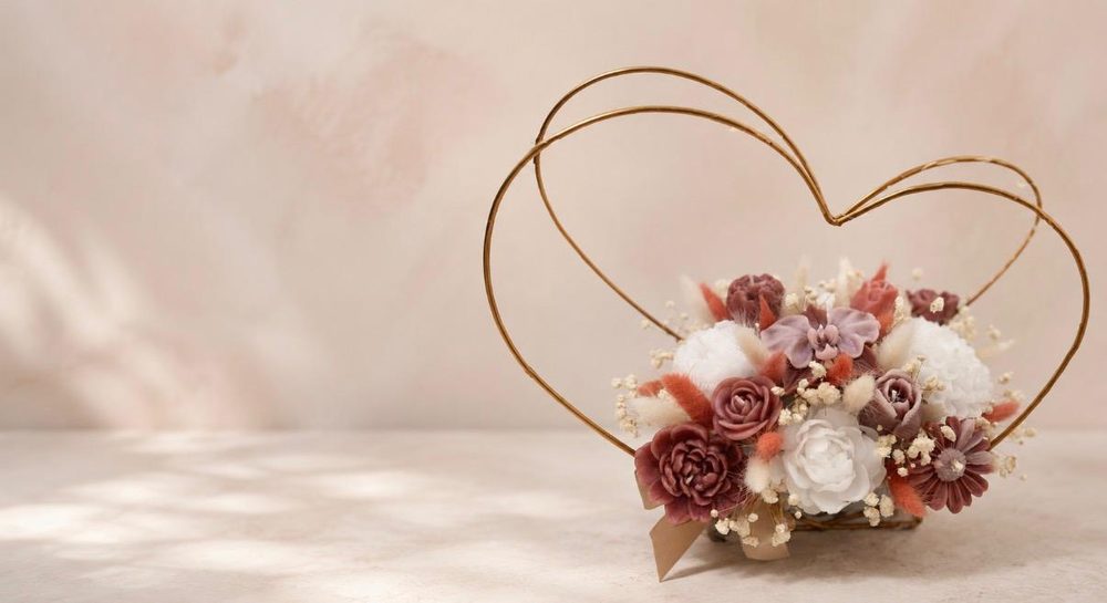 Goldenes Draht-Herz mit Wachsblumen und Schleife